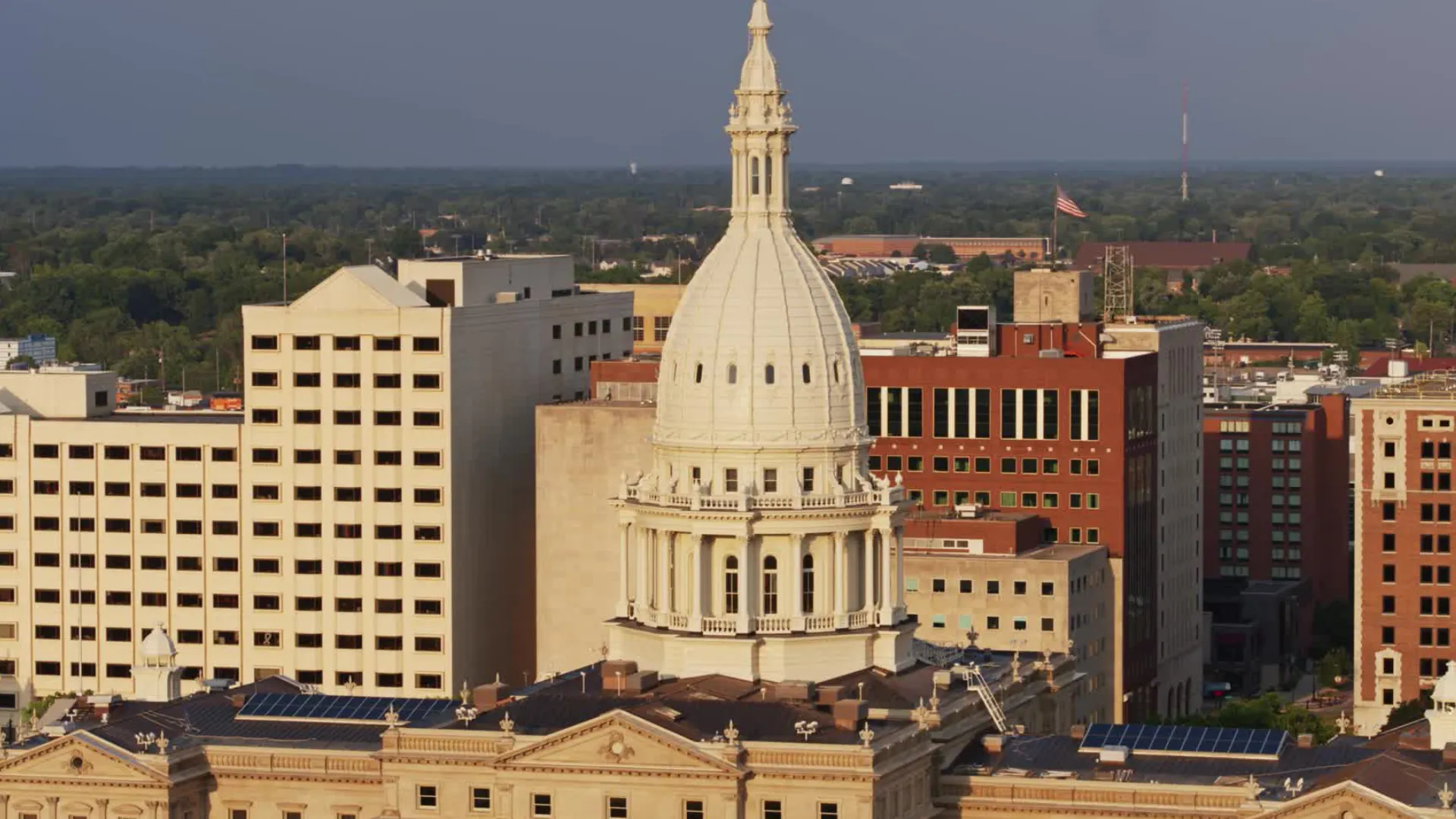 A picture of the capital building in Lansing.