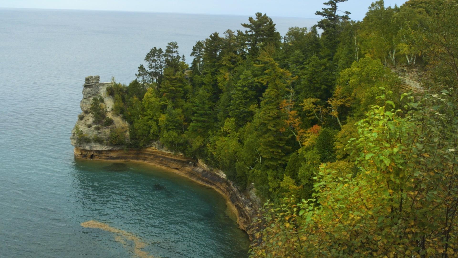 An image of the Pictured Rocks coastline.